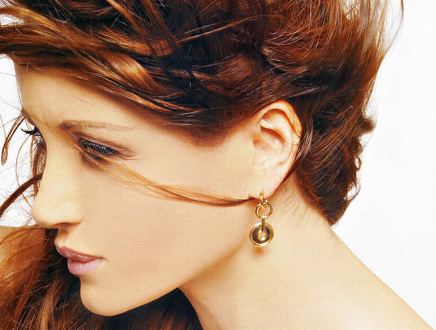 Fiorella Rubino interpreta i “Gioielli n° 6”. Flair, luglio 2004